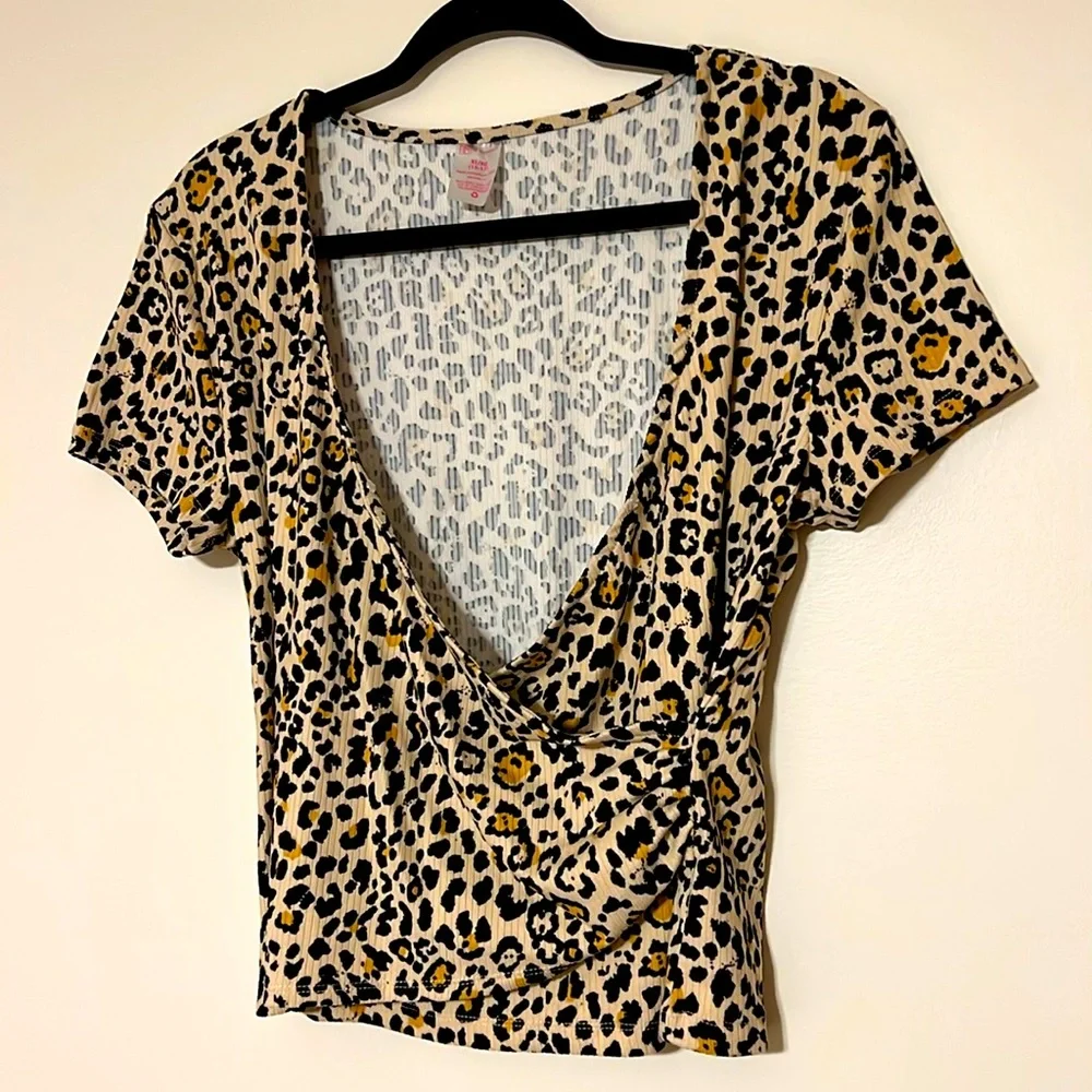 Leopard Print V Neck Wrap Top. Size XL, runs S to M. Spandex. NWOT.